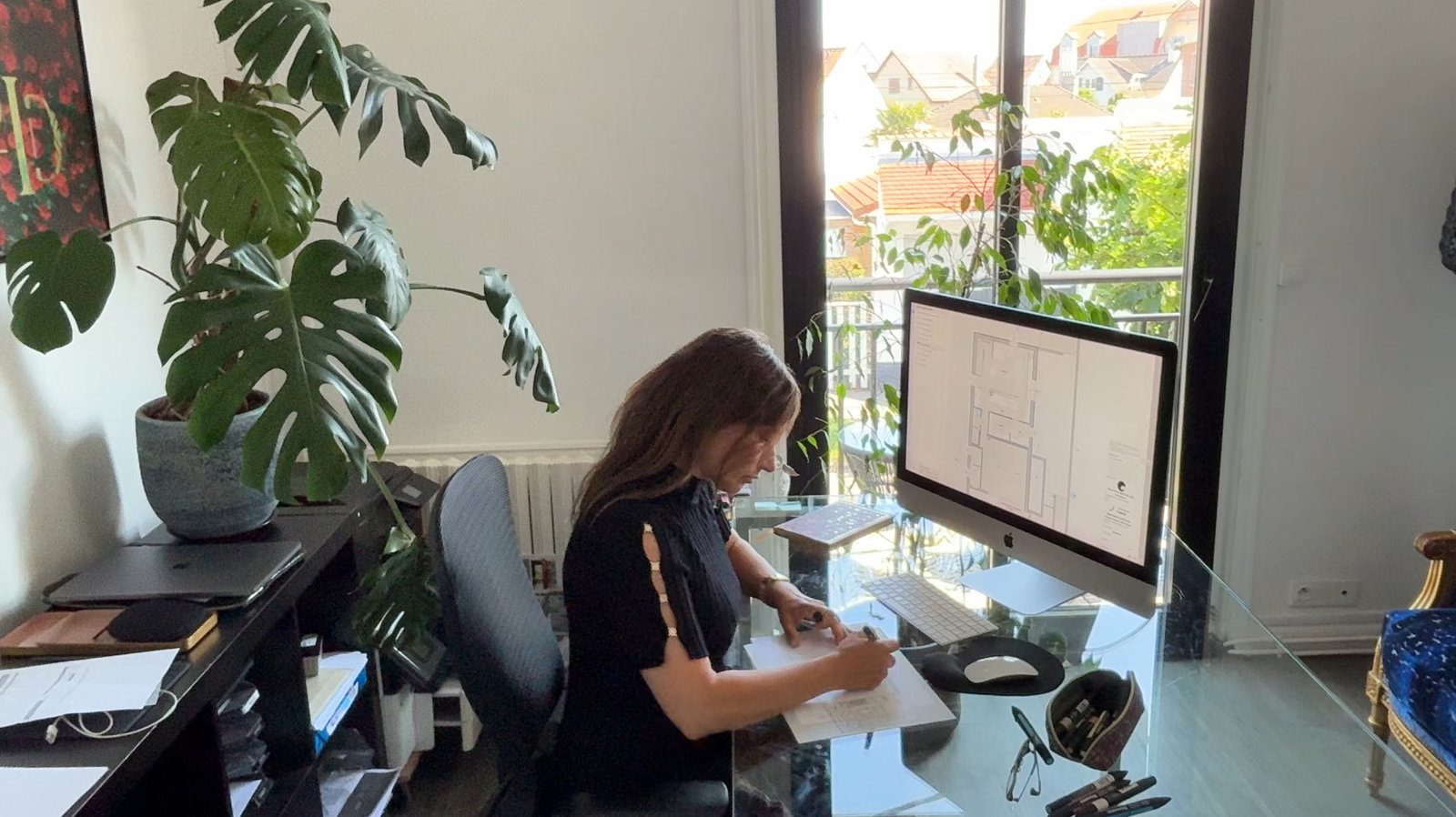Natalia Rochard à sa table de travail, devant ses écrans et ses plans
