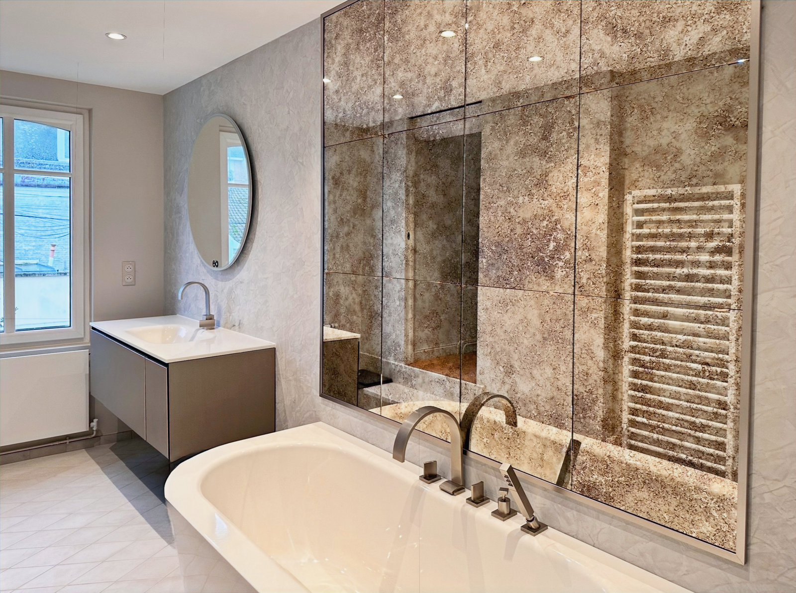 Salle de bains en travertin, baignoire îlot