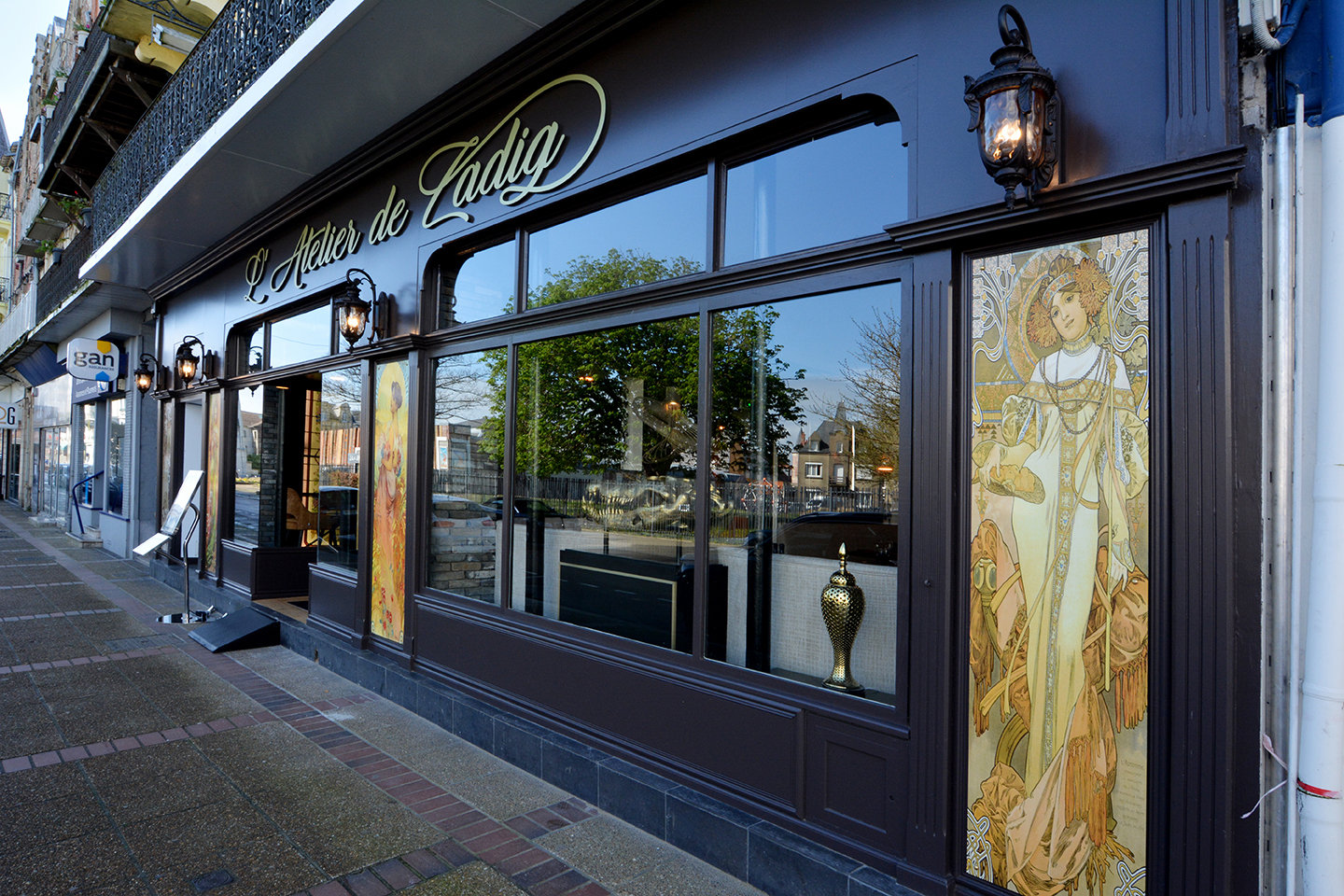 Façade noire de L’Atelier de Zadig, vitrines ornées de motifs Belle Époque, Berck-sur-Mer