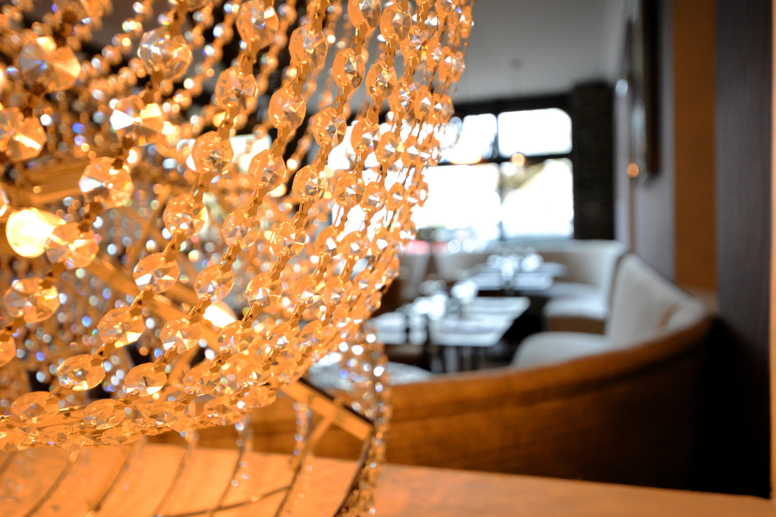 Lustre de perles de verre au premier plan, salle en arrière-plan
